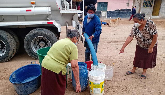 Vecinos de los pueblos jóvenes deben abastecerse de agua por cisternas o comprar el líquido. Foto: Pueblo joven La Molina en Chiclayo/La República