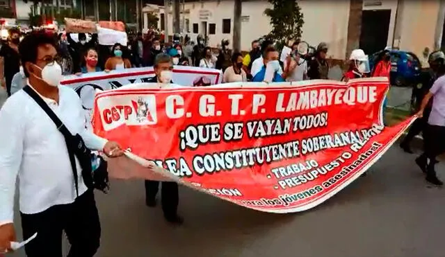 Los integrantes de la sociedad civil se movilizaron por las calles de Chiclayo para exigir al JNE transparencia en sus decisiones. Foto: La República