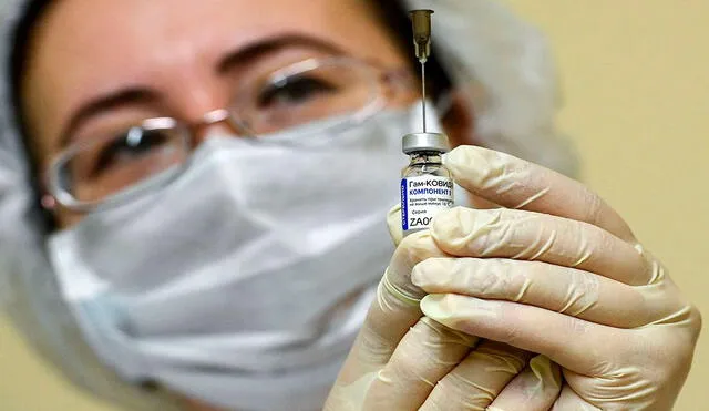 La Sputnik V fue la primera vacuna registrada en el mundo contra el coronavirus SARS-CoV-2 tras la autorización otorgada por Rusia en agosto del 2020. Foto: AFP