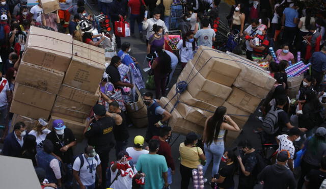 En el Centro de Lima se reportaron aglomeraciones por las fiestas de fin de año . Foto: Marco Cotrina / La República