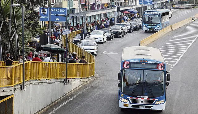 Norma que permite la circulación de taxis colectivos entre provincias y distritos fue aprobada el 24 de diciembre en el Congreso. Foto: La República