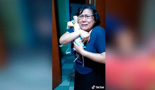 Desliza las imágenes para ver la emotiva reacción que tuvo esta madre al recibir el juguete que quiso de pequeña. Foto: captura de TikTok/@gnrluz
