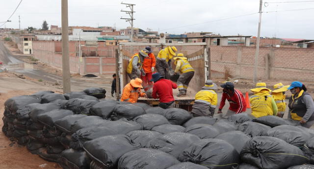 La Municipalidad de Cerro Colorado entregó este lunes 35.000 sacos con tierra. Foto: Municipalidad de Cerro Colorado