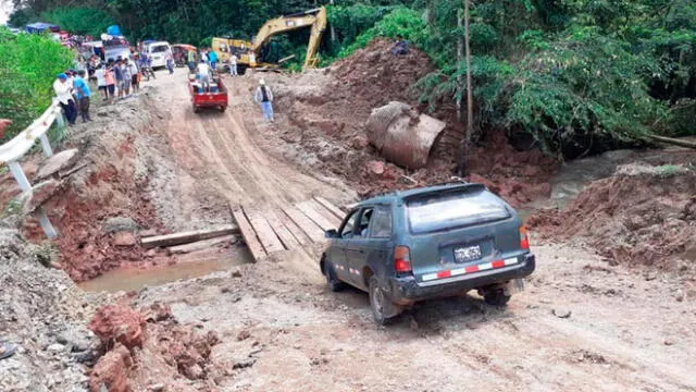 Con la construcción de un puente provisional, se restableció pase vehicular al Bajo Huallaga. Foto: Goresam