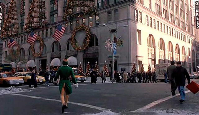 Desliza las imágenes para ver cómo luce el edificio que se utilizó como locación de la cinta El duende. Foto: captura de YouTube/Elf