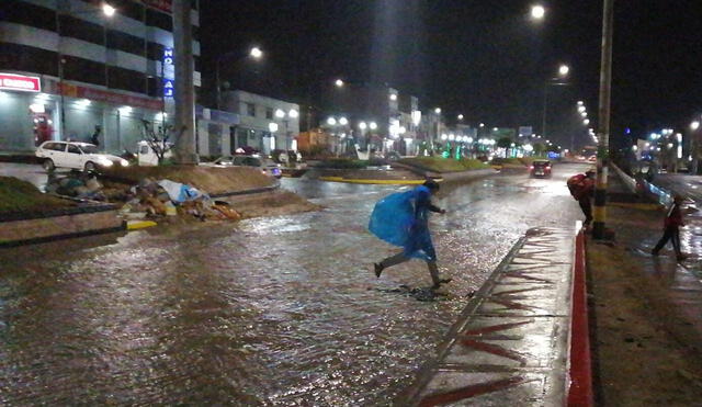 Avenida Jorge Basadre. Municipalidad Distrital de Alto de la Alianza colocó barreras con sacos para evitar inundaciones en viviendas. Foto: La República.