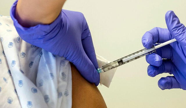 El martes 29 de diciembre, Argentina comenzó la vacunación contra la COVID-19 a trabajadores de la salud de todo el país. Foto: EFE