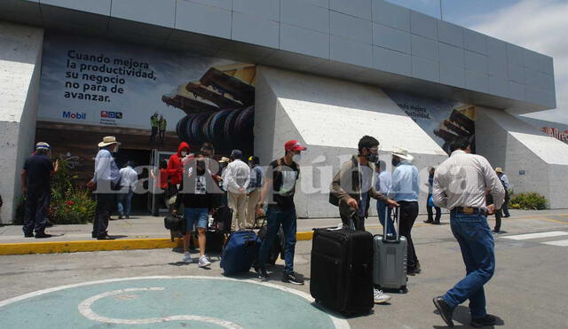 Un grupo de jugadores arribó al aeropuerto de Arequipa. Jorge Jiménez