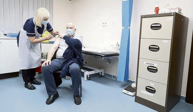 Campaña. Ya aplicaron la vacuna de Oxford/AstraZeneca. Foto: AFP