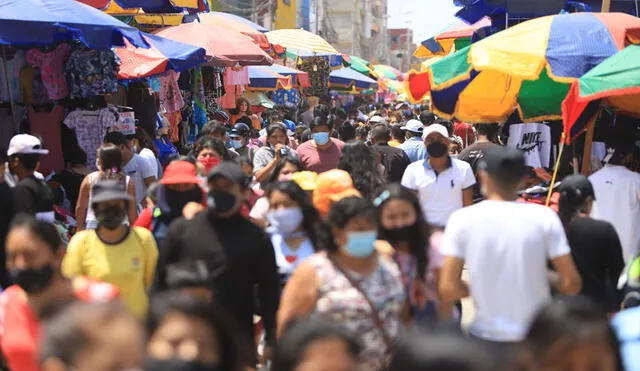 Pese al incremento de casos, ciudadanos continúan aglomerándose sin respetar las medidas sanitarias. Foto: Clinton Medina / La República