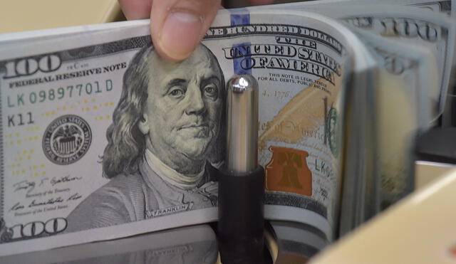 Dólar acumula una variación interanual de -2,49%, según BCRP. Foto: AFP