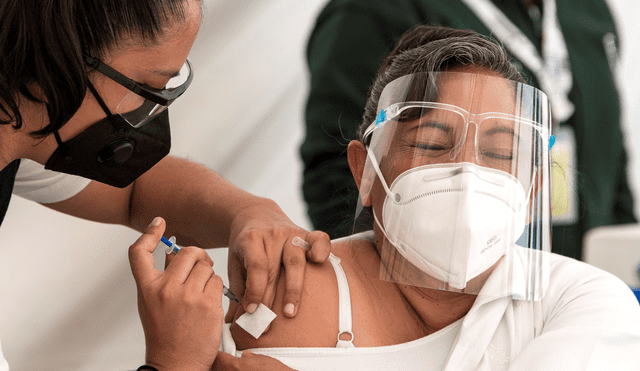 México autorizó el último lunes 4 de enero el uso de la vacuna AstraZeneca para combatir la COVID-19. Foto: EFE/Miguel Sierra
