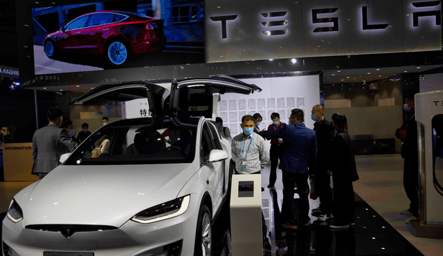 Tesla es una de las empresas automotrices que vende vehículos eléctricos. Foto: EFE/ALEX PLAVEVSKI