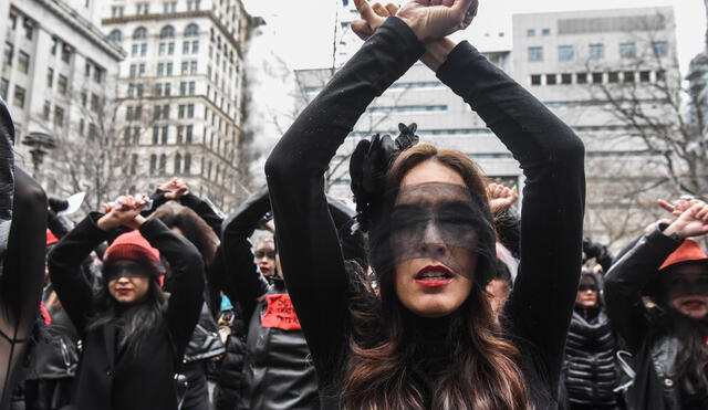 Mujeres cantan "Un violador en tu camino", himno feminista que denuncia la violencia machista, frente al juzgado de Weinstein. Foto: AFP.