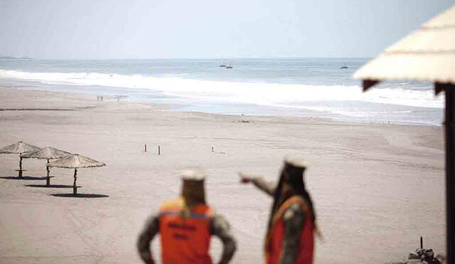 Cuidado. Personal de la Marina se encarga de que bañistas no ingresen a las playas en Mollendo. Solo se permite deportes acuáticos.