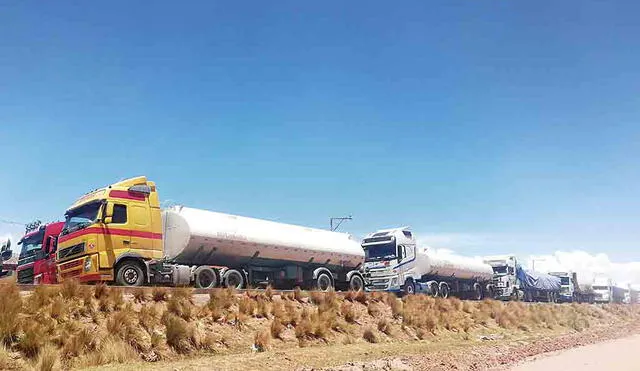 Varados. Camiones no pudieron pasar por frontera Perú - Bolivia debido a un error de funcionarios de Migraciones.