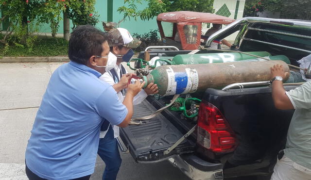 Juan Torres Baldeón llevando oxígeno medicinal gratis para otras localidades de la Amazonía.