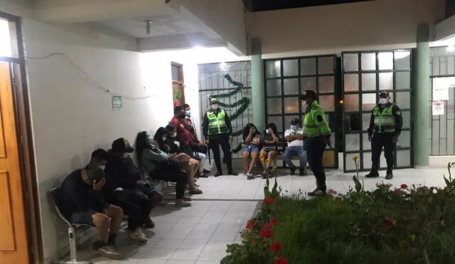 Intervenidos fueron llevados a la comisaría de Mollendo porque infringieron el toque de queda. Foto: PNP