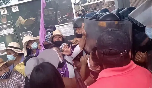 Forcejeos se suscitaron cuando policías intentaron retirar a los protestantes. Foto: Multisectorial Mujeres Tacna