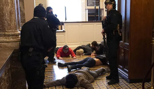 La policía del Capitolio detiene a los manifestantes fuera de la Cámara de la Cámara durante una sesión conjunta del Congreso el 6 de enero de 2021 en Washington. Foto: AFP