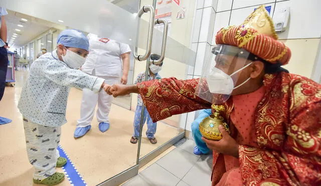 Reyes Magos visitan a niños hospitalizados. Foto: difusión-INSN San Borja