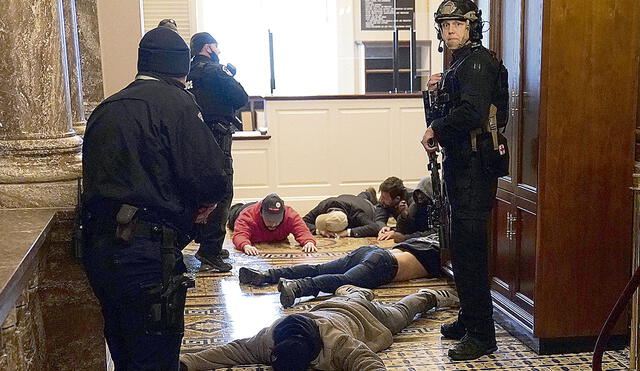 Detenidos. La policía logró detener a algunos de los activistas republicanos. Jornada vergonzosa. Foto: AFP