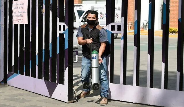El propio Gobierno de México reconoció el elevado precio de las bombas de oxígeno producto de la pandemia del coronavirus. Foto: AFP
