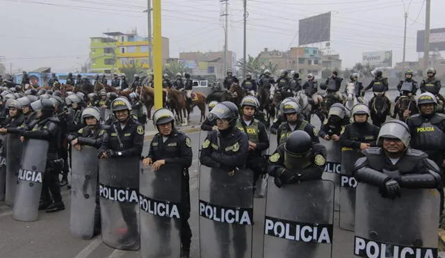 Policías esperando a ciudadanos que protestaban en contra de peajes. Foto: La República