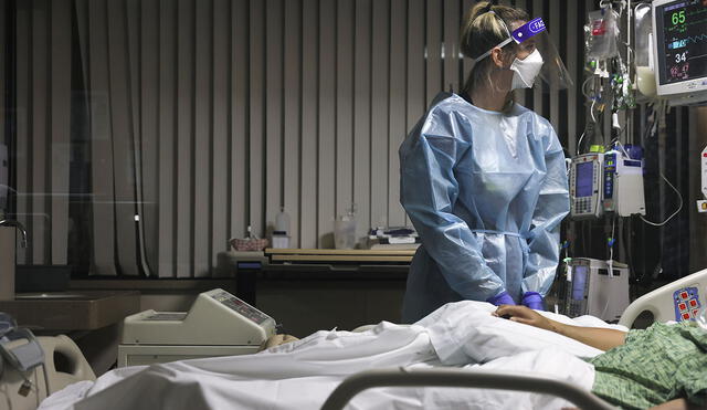 Una enfermera atiende a un paciente con COVID-19 en la Unidad de Cuidados Intensivos (UCI) del Centro Médico Providence St. Mary (California - EE. UU.). Foto: AFP
