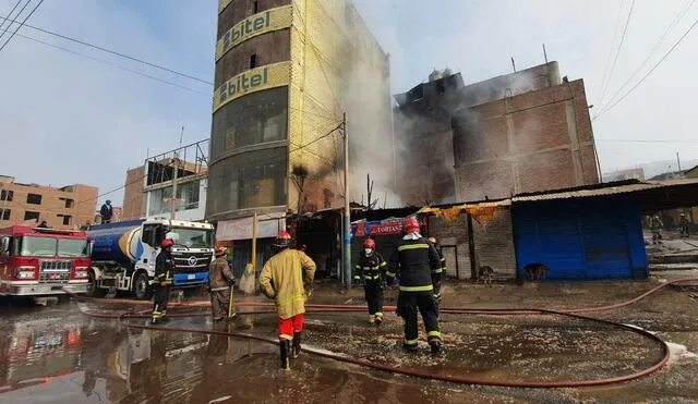 Incendio en Ventanilla logró ser controlado tras una hora de labores.Foto: Vanessa Trebejo / URPI-GLR