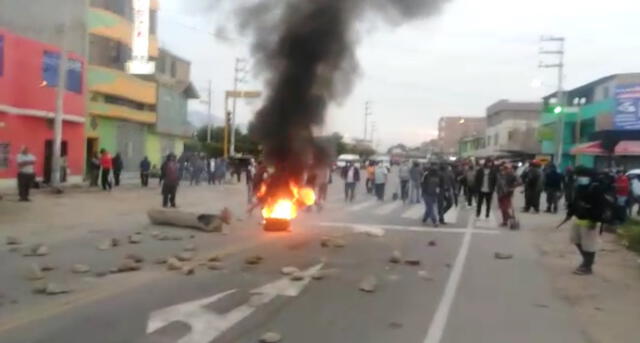 Manifestantes bloquearon vías hacia el mercado. Foto: captura Sullana Noticias