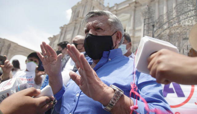 César Acuña estuvo acompañado de varios simpatizantes en la Plaza de Armas de Arequipa. Foto: La República