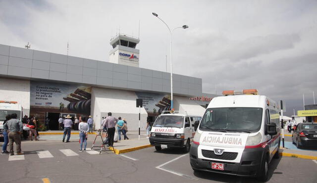 Personal médico acudió al terminal aéreo para evaluar a los pasajeros procedentes de Chile. Foto: La República