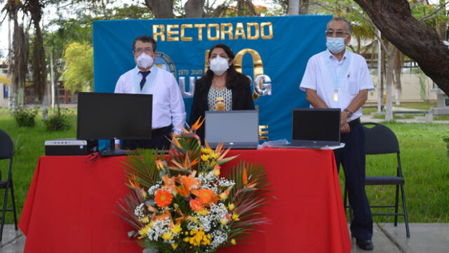 Rectora de la UNPRG, Olinda Vigo Vargas, entregó un primer lote de 360 equipos informáticos. Foto: UNPRG