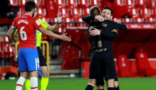 Messi y Griezmann se abrazan tras el doblete del capitán del Barcelona. Foto: EFE