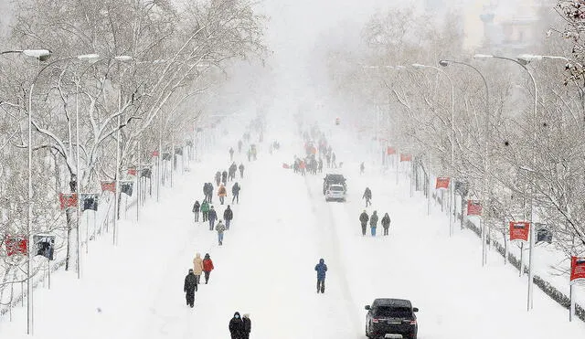 Suspensión. Una espesa capa de nieve cubrió el sábado el Paseo de la Castellana en Madrid, donde no circulan autobuses. Foto: EFE
