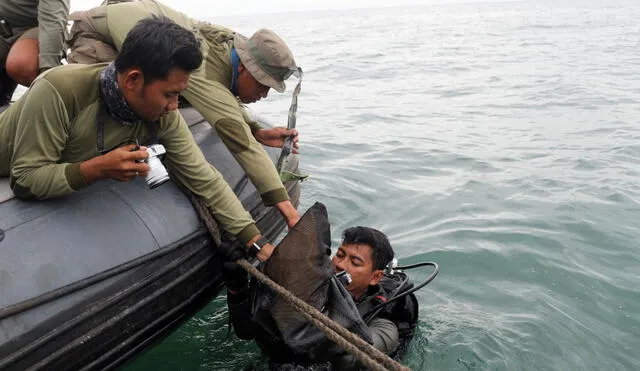 Los rescatistas recuperaron restos humanos, ropa y trozos de metal durante la jornada de búsqueda. Foto: EFE