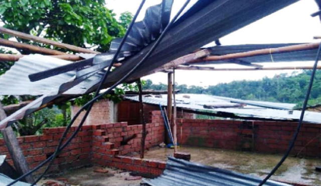 Fuerte viento desprendió las calaminas de los techos, propiciando inundación de viviendas. Foto: Andina