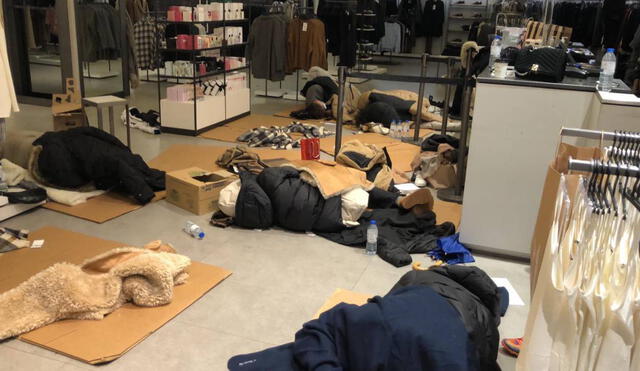 Trabajadores de Zara del centro comercial Gran Plaza 2 tuvieron que dormir en el piso del local. Foto: Twitter/ Oprimide