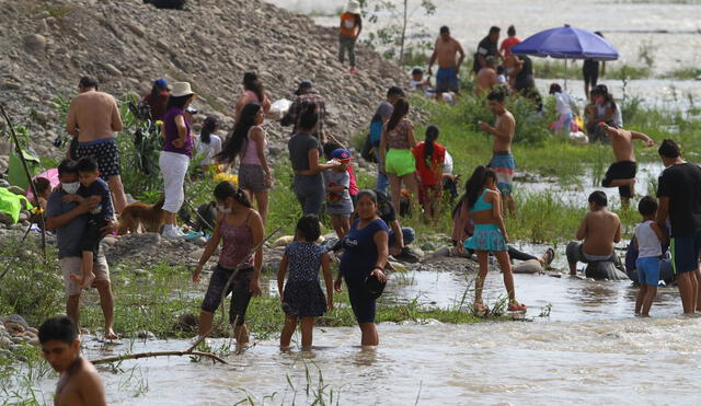Decenas de personas en la rivera del río Lurín.  Foto: Luis Jiménez - La República