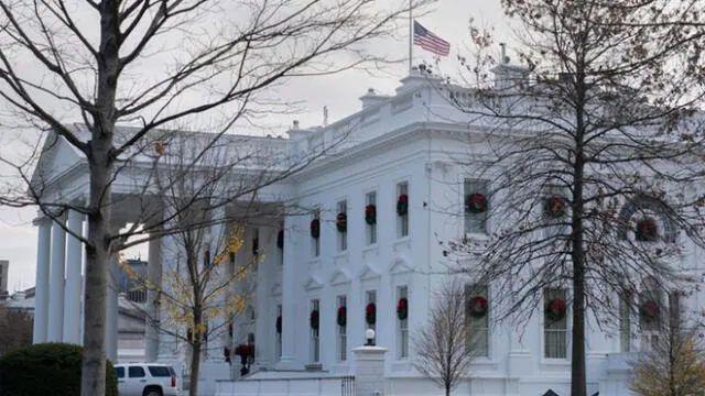 La bandera de EE. UU. de la Casa Blanca ondea a media asta en honor a los fallecidos del pasado 6 de enero. Foto: EFE