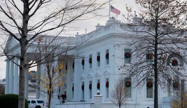La bandera de EE. UU. de la Casa Blanca ondea a media asta en honor a los fallecidos del pasado 6 de enero. Foto: EFE