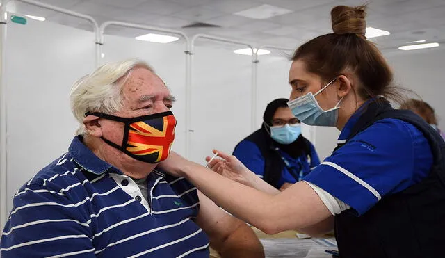 En Reino Unido planean acelerar esta semana la vacunación contra el coronavirus. Foto: AFP