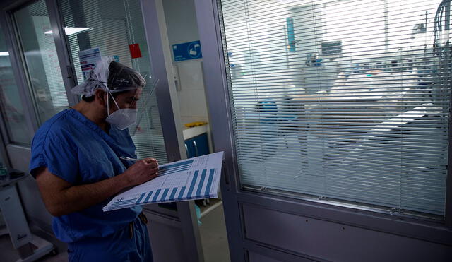 En Chile ya habían alertado de una "sobrecarga" en los servicios médicos y la demanda de camas críticas ante el aumento de contagios de la COVID-19. Foto: EFE
