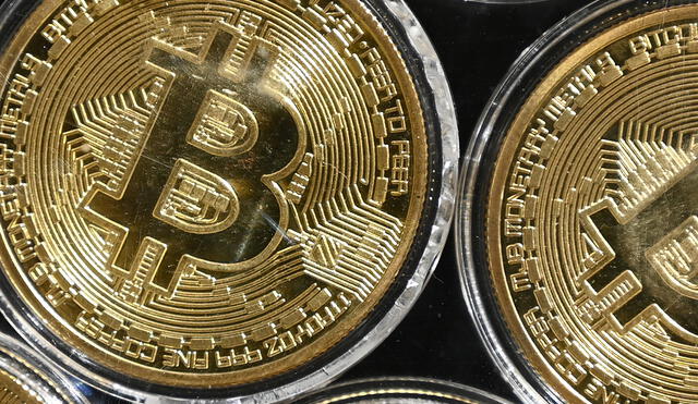 El bitcoin se ha convertido en un rival del oro y podría cotizar hasta 146.000 dólares. Foto: AFP