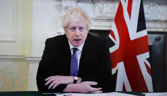 El primer ministro británico, Boris Johnson, habla durante una videoconferencia en la Cumbre One Planet en la Sala de Recepción del Palacio del Elíseo. Foto: AFP