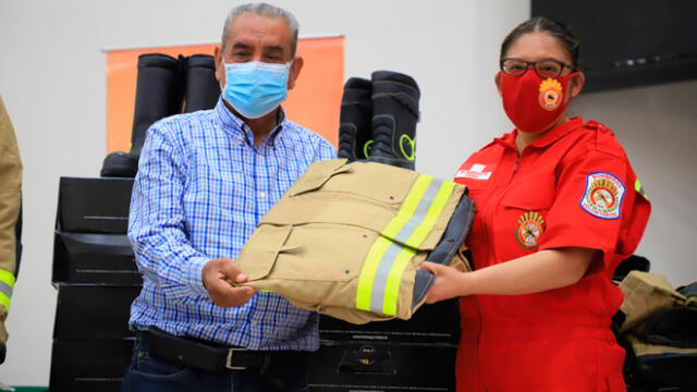 Bomberos recibieron trajes y botas donados por el Gobierno Regional de Amazonas. Foto: GORE Amazonas.