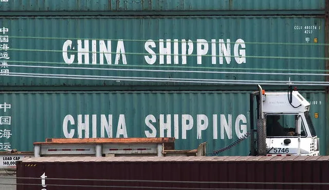 Un camión pasa por contenedores de China Shipping en el puerto de Los Ángeles, tras la imposición de nuevos aranceles a las importaciones chinas, en California. Foto: AFP