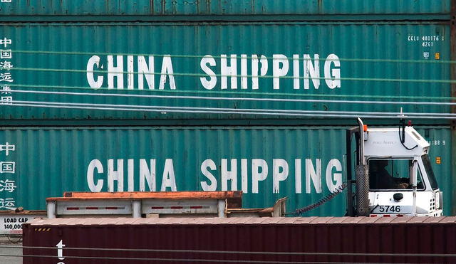 Un camión pasa por contenedores de China Shipping en el puerto de Los Ángeles, tras la imposición de nuevos aranceles a las importaciones chinas, en California. Foto: AFP