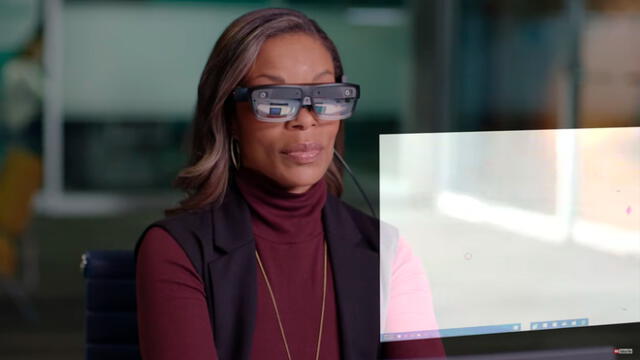 Las gafas de realidad aumentada de Lenovo son capaces de mostrar hasta cinco pantallas en simultáneo. Foto: captura de YouTube